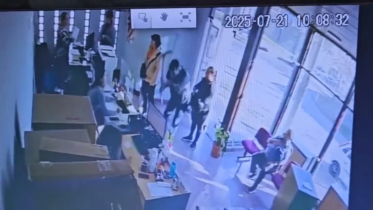 Video: Un cliente enojado entró con un pico y destrozó la oficina de la EPE en San Jorge
