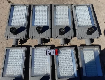 Encontraron en una canchita de fútbol luces led robadas del tendido público