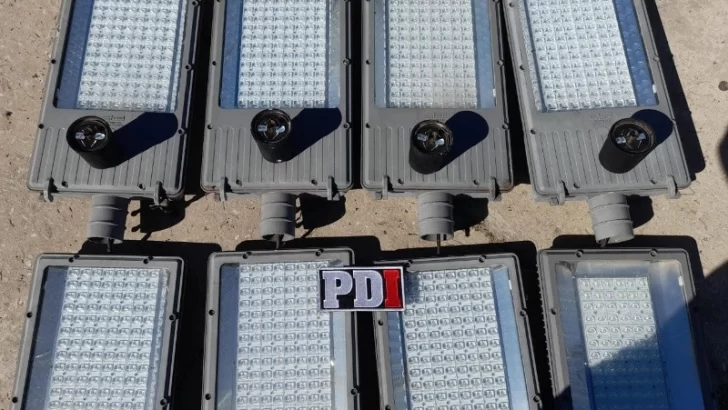 Encontraron en una canchita de fútbol luces led robadas del tendido público
