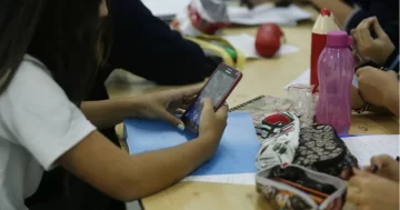 Avanza en Santa Fe la prohibición del uso de celulares en las escuelas primarias