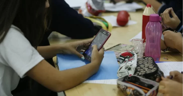 Avanza en Santa Fe la prohibición del uso de celulares en las escuelas primarias