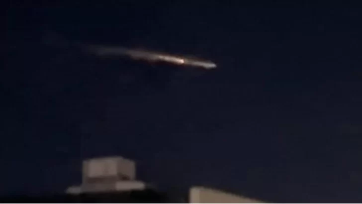 Video: un extraño objeto lumínico sobrevoló el cielo de Santa Fe