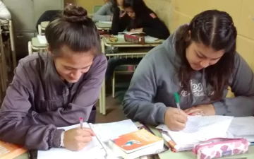 Informe alerta que solo el 10% de los estudiantes santafesinos termina la secundaria en tiempo y forma