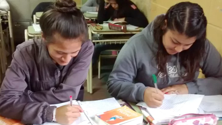 Informe alerta que solo el 10% de los estudiantes santafesinos termina la secundaria en tiempo y forma