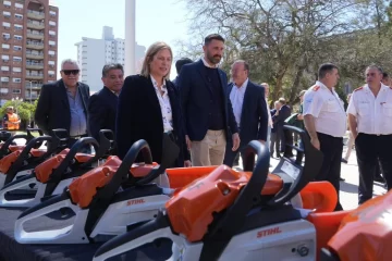 Scaglia encabezó la entrega de camionetas y equipamiento para combatir incendios y proteger la biodiversidad