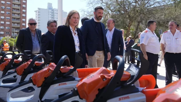 Scaglia encabezó la entrega de camionetas y equipamiento para combatir incendios y proteger la biodiversidad