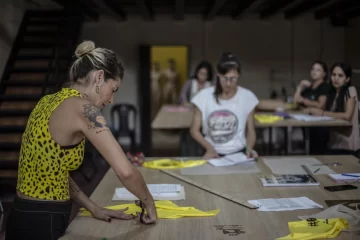 Las Cosedoras de Rosario: un encuentro de hilos y comunidades en Noche de Peatonales