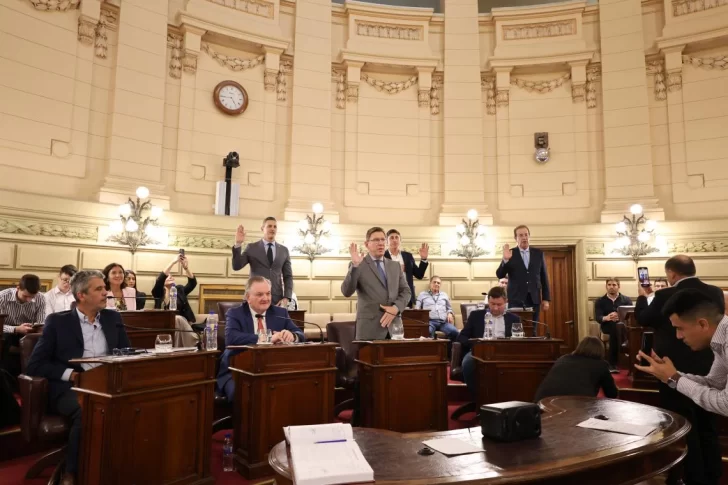 Senadores y autoridades realizaron la Jura a la nueva Constitución de la Provincia