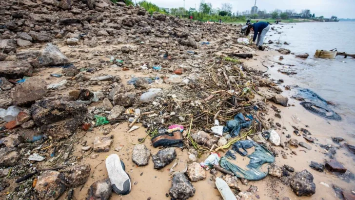 Limpian la Rambla Catalunya para festejar los 10 años de la ONG “Más Río Menos Basura”