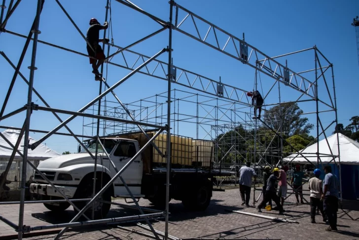 Colectividades: comenzó el armado de carpas y stands