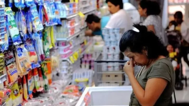 Informe: el 41% de los argentinos siente que vive peor que sus padres y el 63% resignó consumos