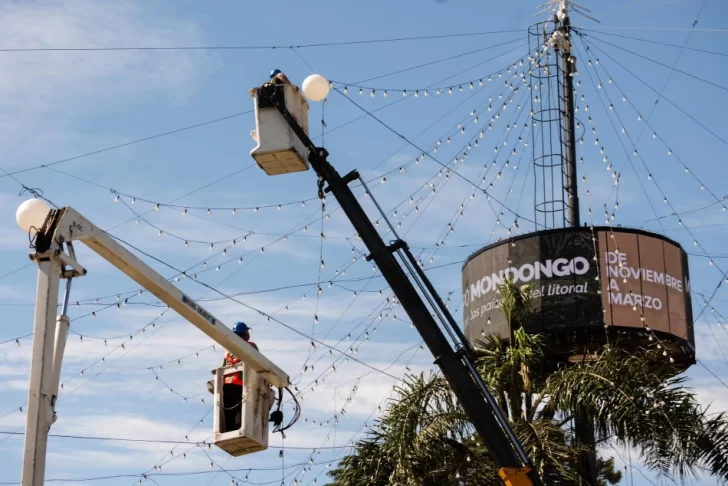 Comenzó el armado del arbolito de Oroño y Pellegrini para celebrar la Navidad