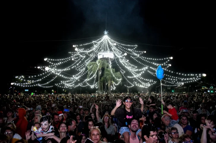 Miles de rosarinas y rosarinos participaron del encendido del arbolito de Oroño y Pellegrini Miles de rosarinas y rosarinos participaron del encendido del arbolito de Oroño y Pellegrini
