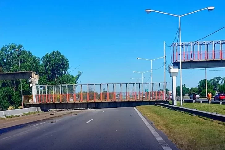 Un camión cargado rozó y tiró un puente peatonal de la Circunvalación Un camión cargado rozó y tiró un puente peatonal de la Circunvalación