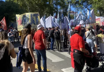 Más de 150.000 personas y marcharon en Rosario por Memoria, Verdad y Justicia Más de 150.000 personas y marcharon en Rosario por Memoria, Verdad y Justicia