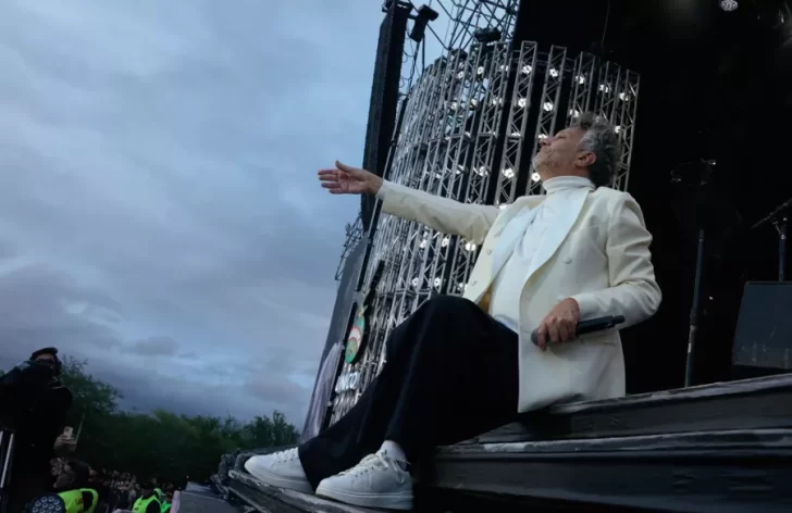 Inolvidable: Fito cantó y lloró ante 300.000 personas en el Monumento Inolvidable: Fito cantó y lloró ante 300.000 personas en el Monumento