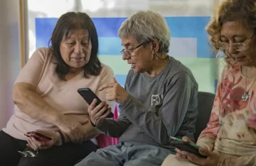 Adultos mayores: vuelven los cursos para aprender a usar el celular Adultos mayores: vuelven los cursos para aprender a usar el celular