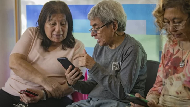 Adultos mayores: vuelven los cursos para aprender a usar el celular Adultos mayores: vuelven los cursos para aprender a usar el celular