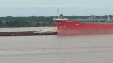 Una barcaza chocó contra un barco y se partió frente al Parque España Una barcaza chocó contra un barco y se partió frente al Parque España