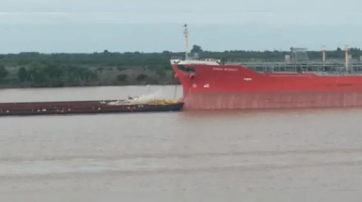 Una barcaza chocó contra un barco y se partió frente al Parque España Una barcaza chocó contra un barco y se partió frente al Parque España