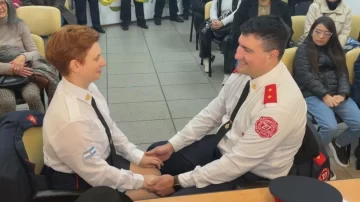 Donde hubo fuego: en el Distrito Centro se casó una pareja de bomberos voluntarios Donde hubo fuego: en el Distrito Centro se casó una pareja de bomberos voluntarios