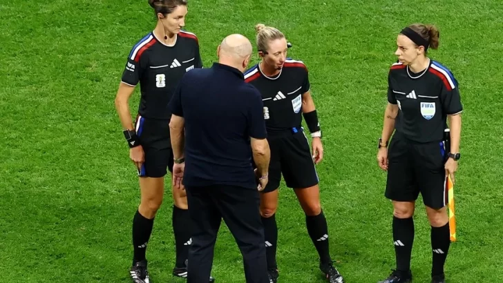 Se jugó el primer partido en la historia de los mundiales dirigido por una terna femenina Se jugó el primer partido en la historia de los mundiales dirigido por una terna femenina