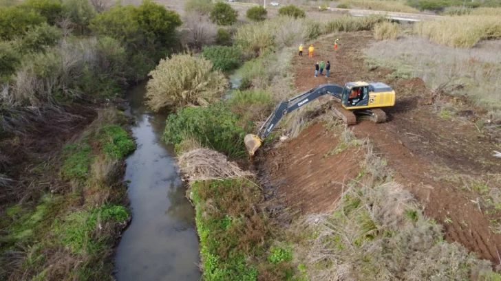 Provincia comenzó la limpieza de 300 kilómetros de canales troncales en el sur santafesino Provincia comenzó la limpieza de 300 kilómetros de canales troncales en el sur santafesino