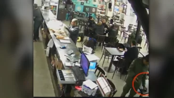 Un policía quedó grabado cuando robana un celular en un bar de la terminal Un policía quedó grabado cuando robana un celular en un bar de la terminal