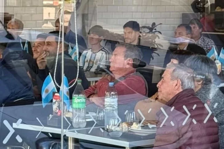 Pullaro siguió a la selección desde una estación de servicio en Nelson Pullaro siguió a la selección desde una estación de servicio en Nelson