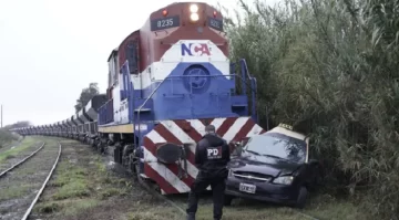Choque y milagro: un tren arrastró más de 100 metros a un taxi Choque y milagro: un tren arrastró más de 100 metros a un taxi