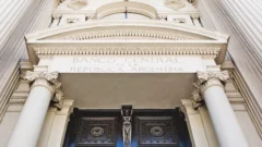 El Banco central bajó la tasa de interés al 80 por ciento y liberó el interés de los plazos fijos